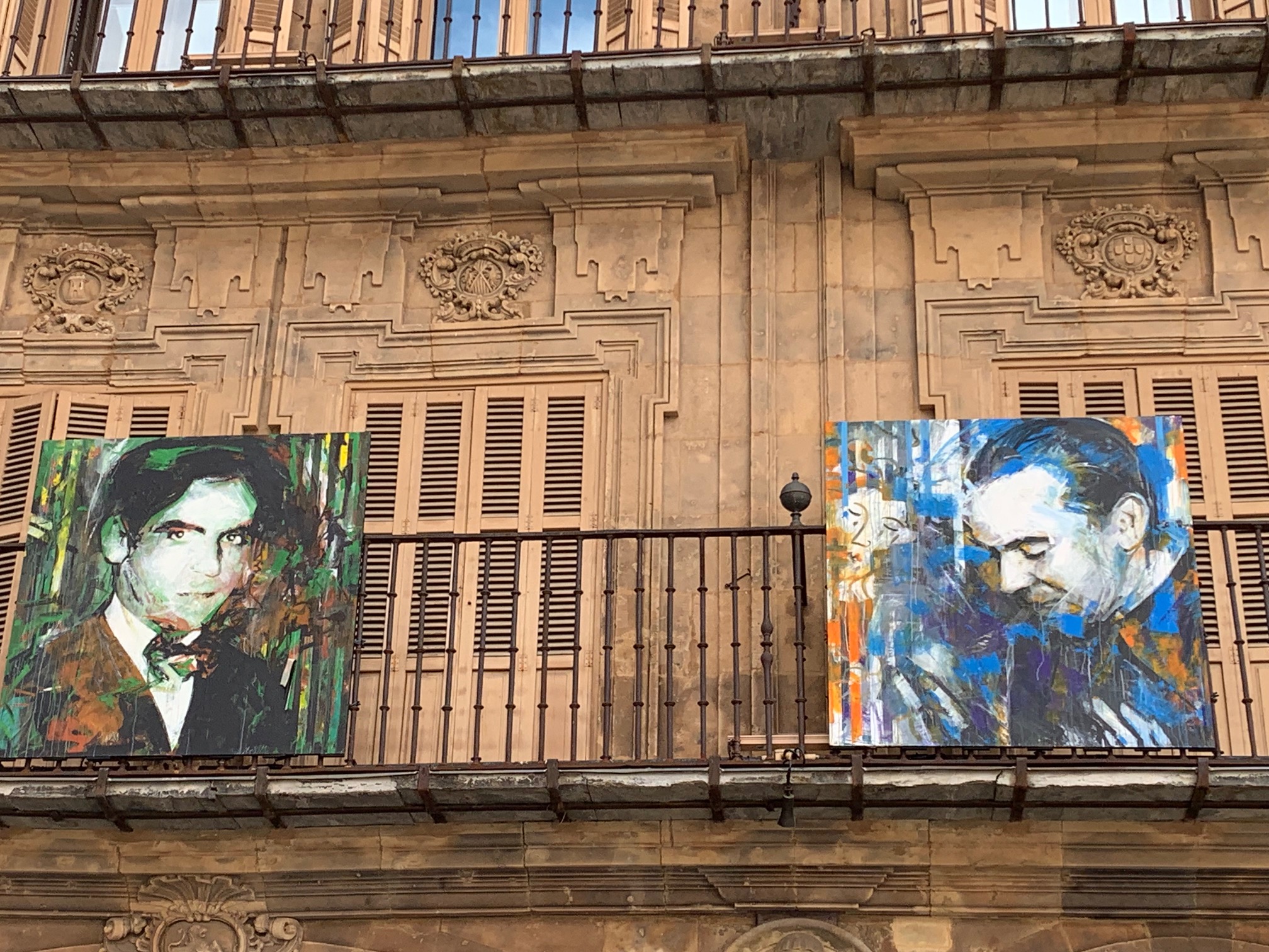 Dos imágenes de Lorca pintadas por Florencio Maíllo que se pueden ver en la Plaza Mayor.