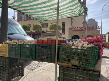 Los ajeros se aposentan en las inmediaciones del mercado de San Juan
