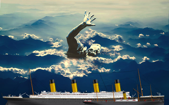 Montaje de un gigante entre nubes y el Titanic. Pixabay.