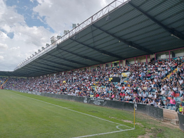 Miles de aficionados apoyan a la UDS Salamanca en el Helmántico.