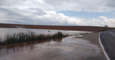 Agua y lodo en la N-620, en el término municipal de Robliza de Cojos.
