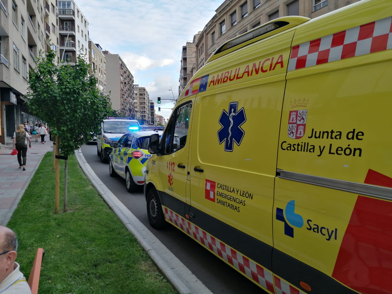 Una ambulancia y una patrulla de la Policía Local en Canalejas.