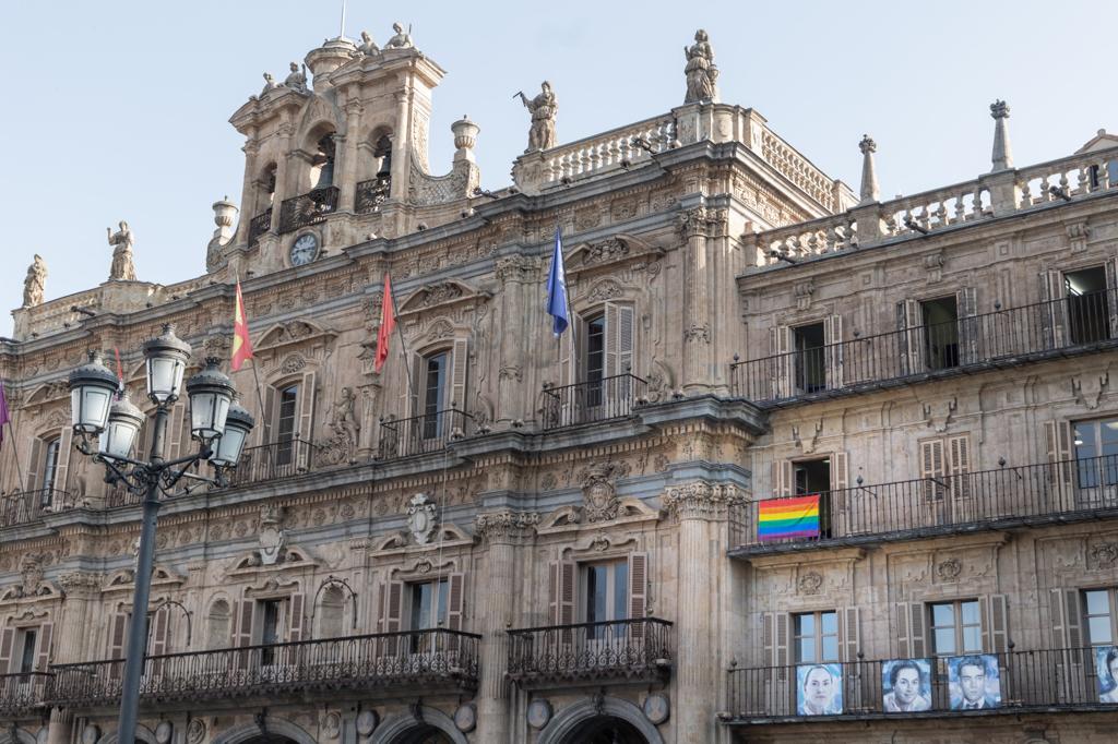 La bandera Arcoíris luce solo en los balcones de los concejales socialistas.