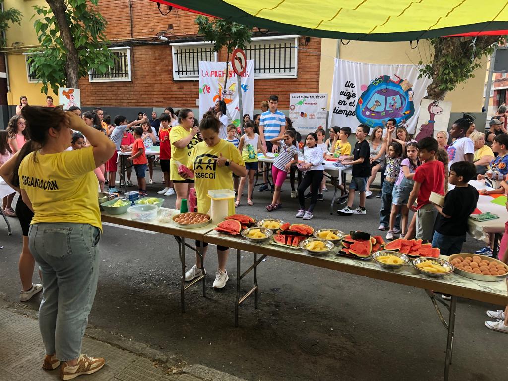 Ambiente festivo y divertido en las calles del barrio Vidal con las actividades de la semana infanto juvenil de Asecal.