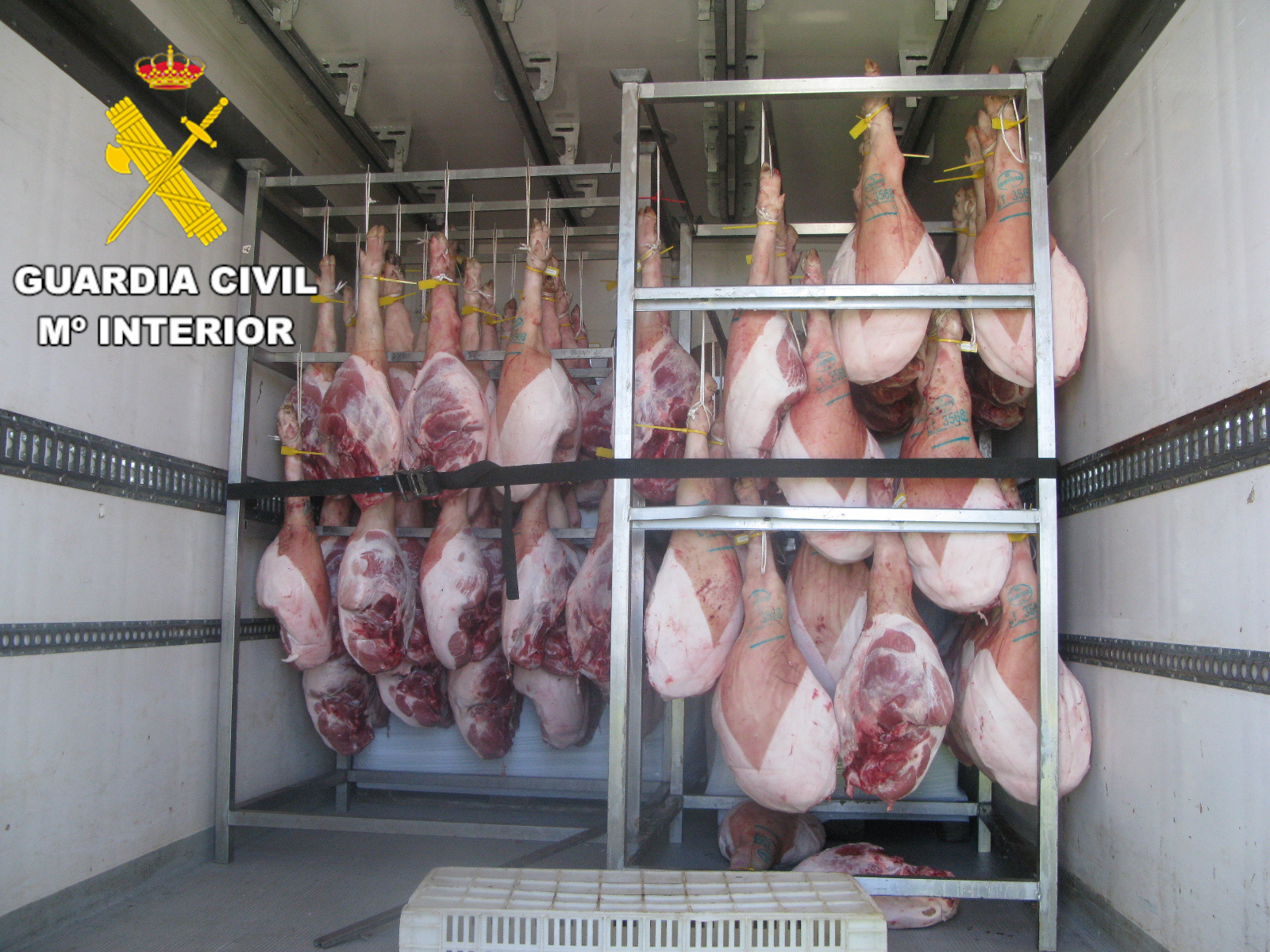 Agentes del Seprona interceptan casi 4.000 kilos de cerdo en malas condiciones.