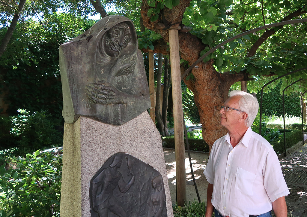 Emilio de Miguel, junto a la escultura de La Celestina.