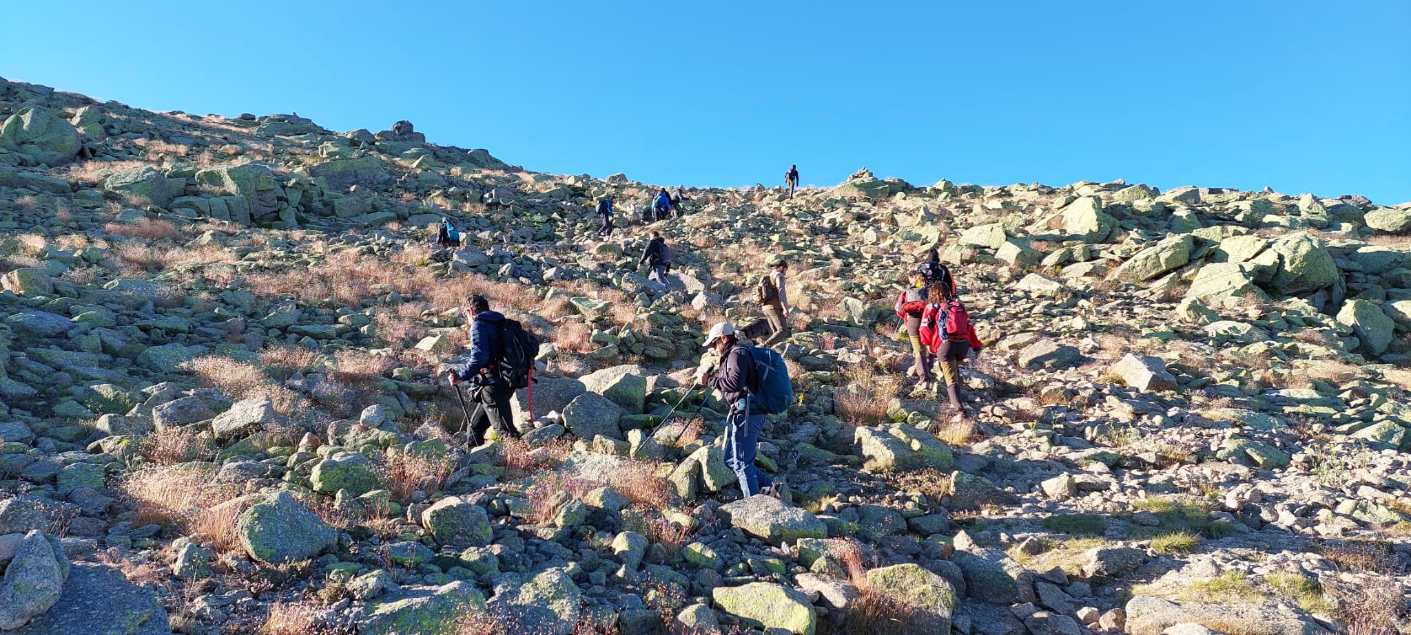 UCAS de Arrate y voluntarios expertos en montaña han batido de nuevo la Sierra de Béjar