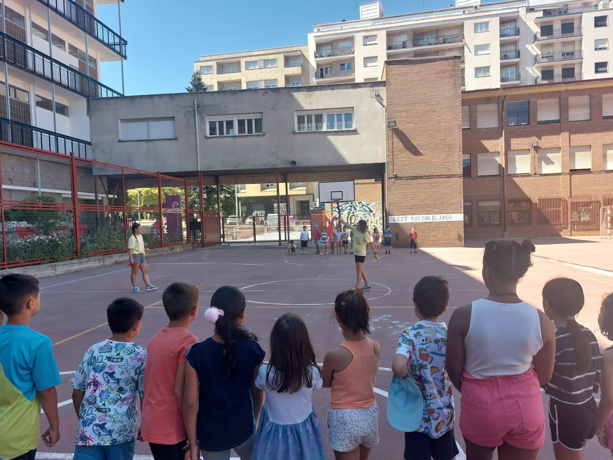 Los niños jugando en el patio del Rufino Blanco, dentro del programa 'Apúntate al verano'.