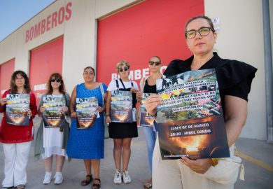 Vicente / ICAL . Representantes del movimiento ciudadano ‘12 de Junio’ ofrecen una rueda de prensa frente al parque de Bomberos de Ciudad Rodrigo