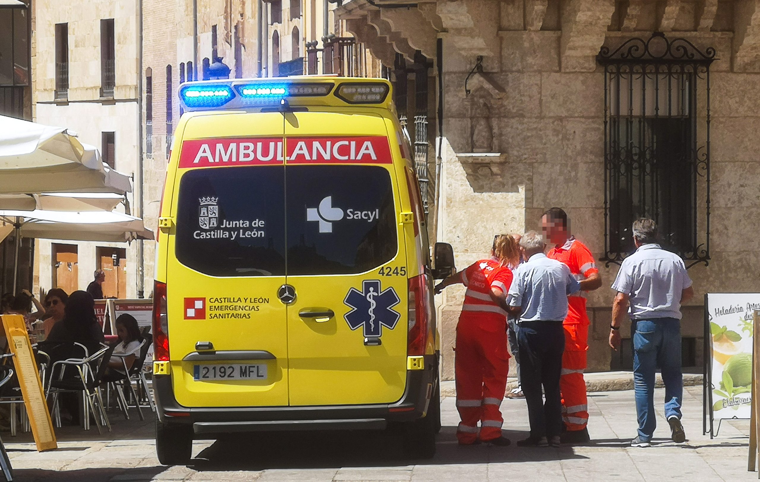 Vicente / ICAL . Un hombre ha sido trasladado en ambulancia por un golpe de calor en la Plaza Mayor de Ciudad Rodrigo