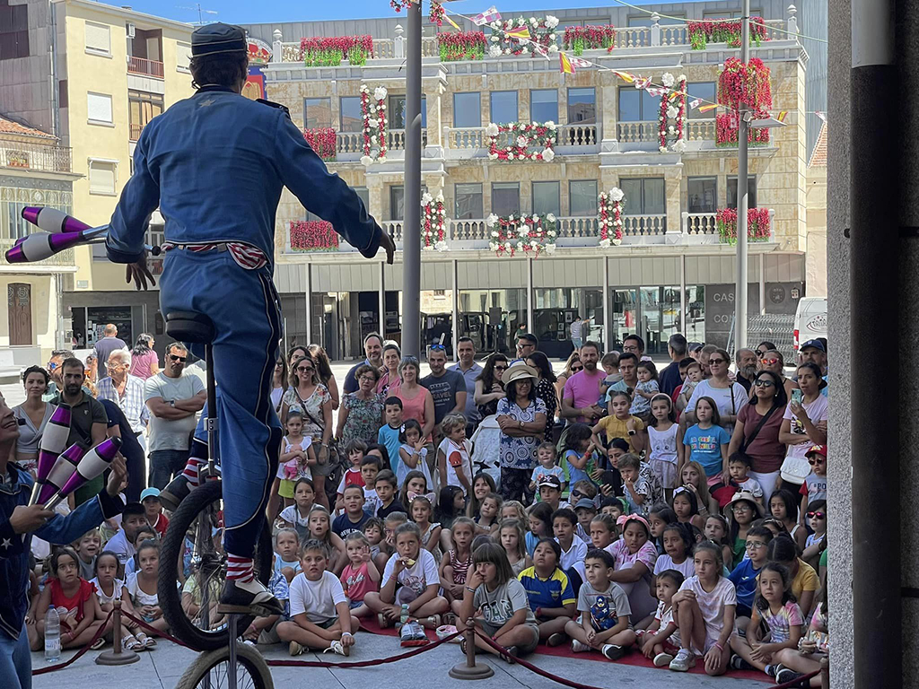 Espectáculo circense en la plaza Mayor de Guijuelo.
