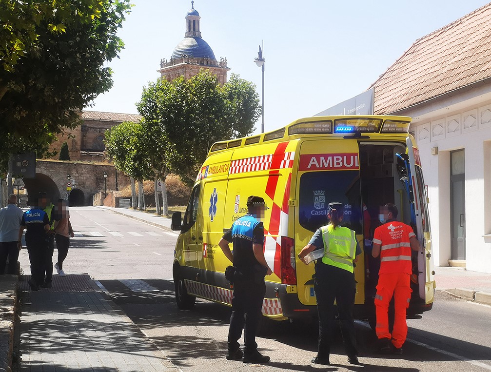 VICENTE/ICAL. Una ambulancia en el lugar del accidente en Ciudad Rodrigo.