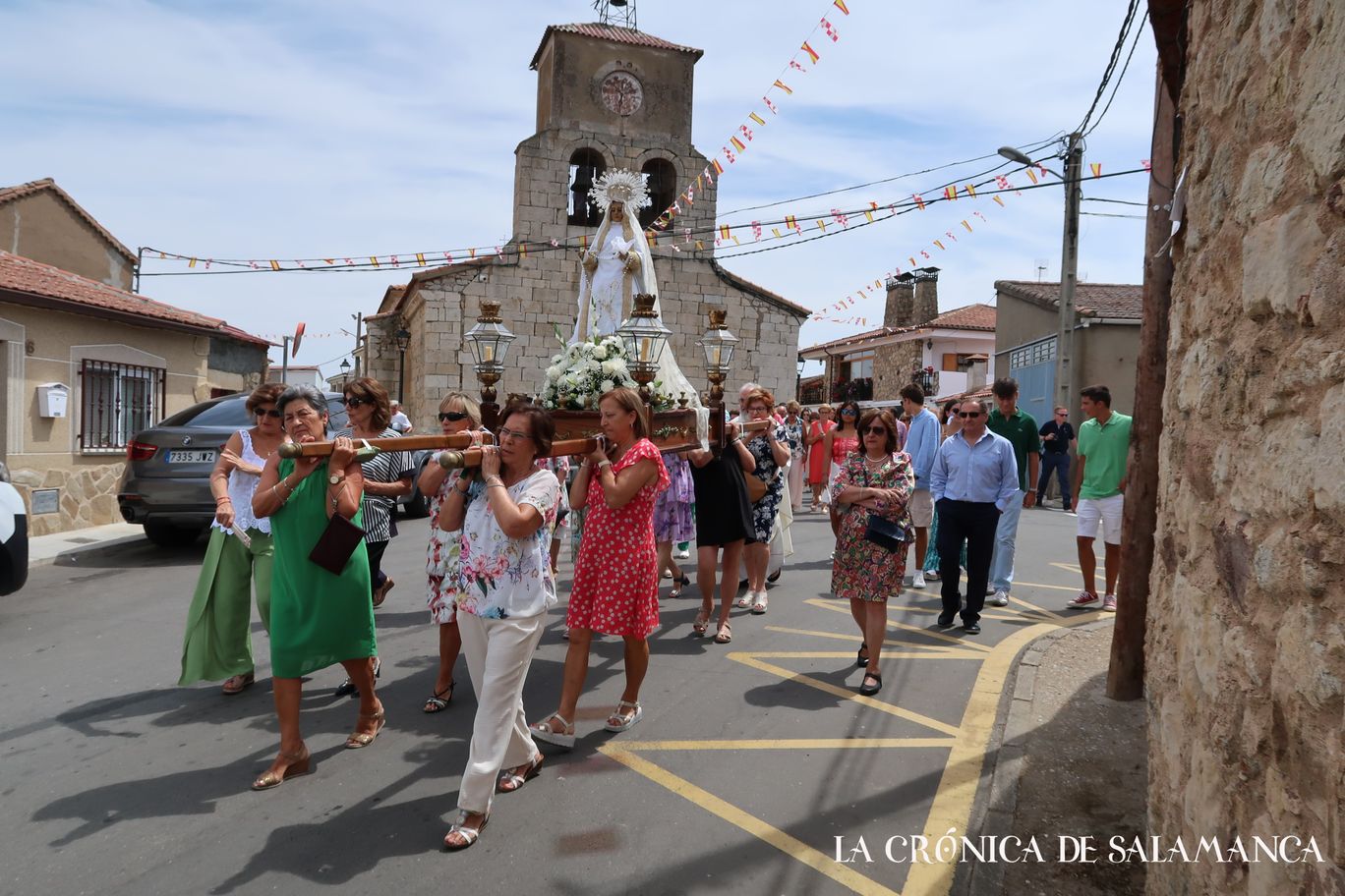 Los vecinos de Valdelosa acompañan en la procesión a su Virgen.