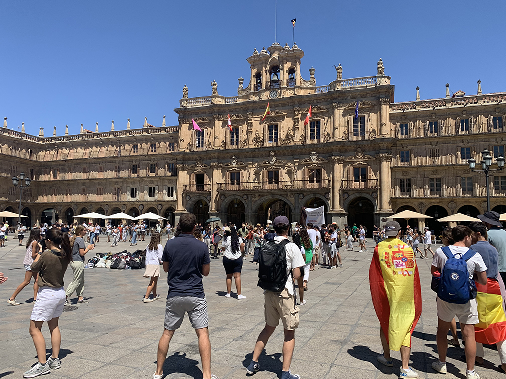 Los jóvenes peregrinos de la JMJLisboa2023 bailan y cantan en la Plaza Mayor de Salamanca.