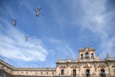 Helicópteros de la Policía Nacional sobrevuelan la Plaza Mayor.
