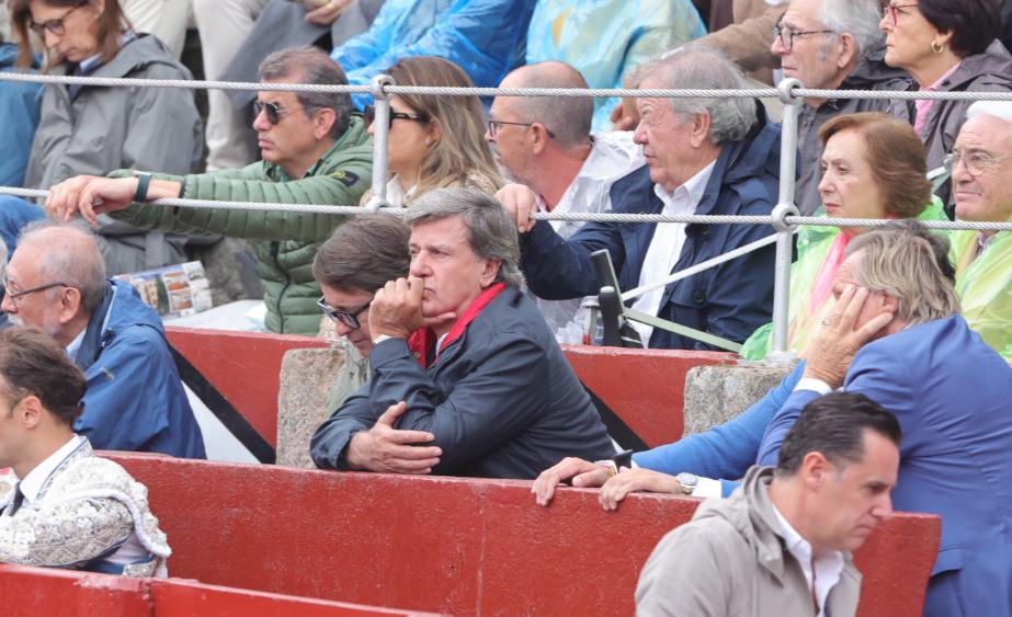 Cayetano Martínez de Irujo viendo la corrida en La Glorieta.