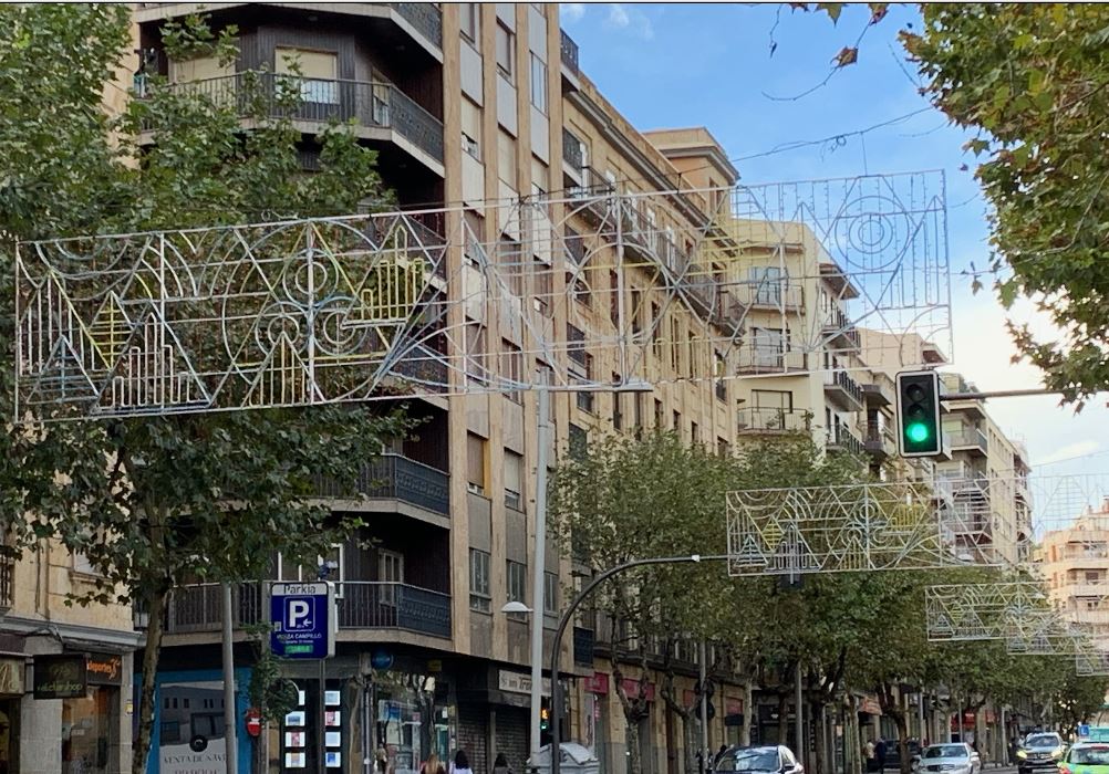 La luces de Navidad instaladas en la avenida de Mirat.