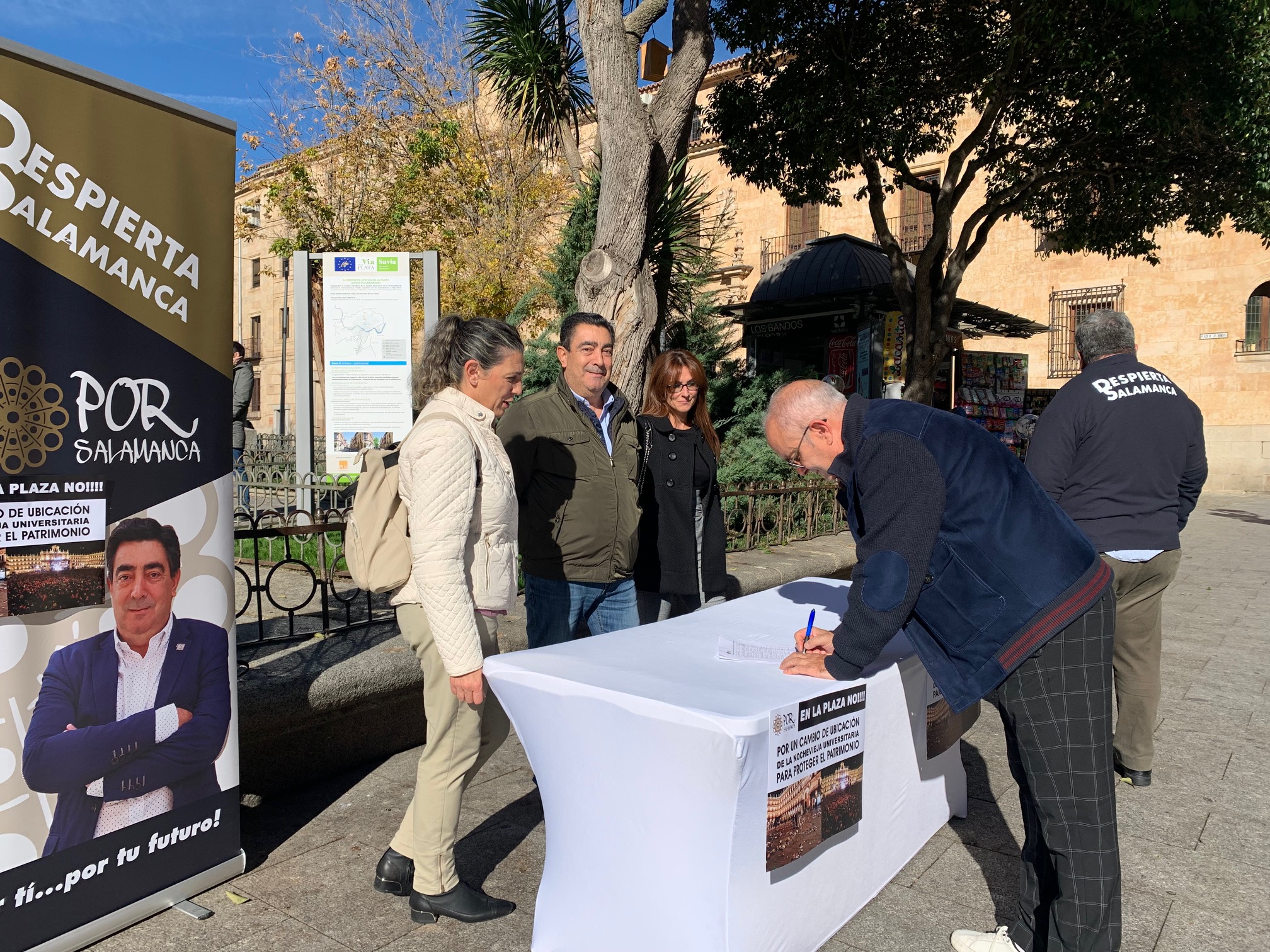 Chenche Martín Galeano y miembros de Por Salamanca recogen firmas para que la Nochevieja Universitaria se traslade de la Plaza Mayor.