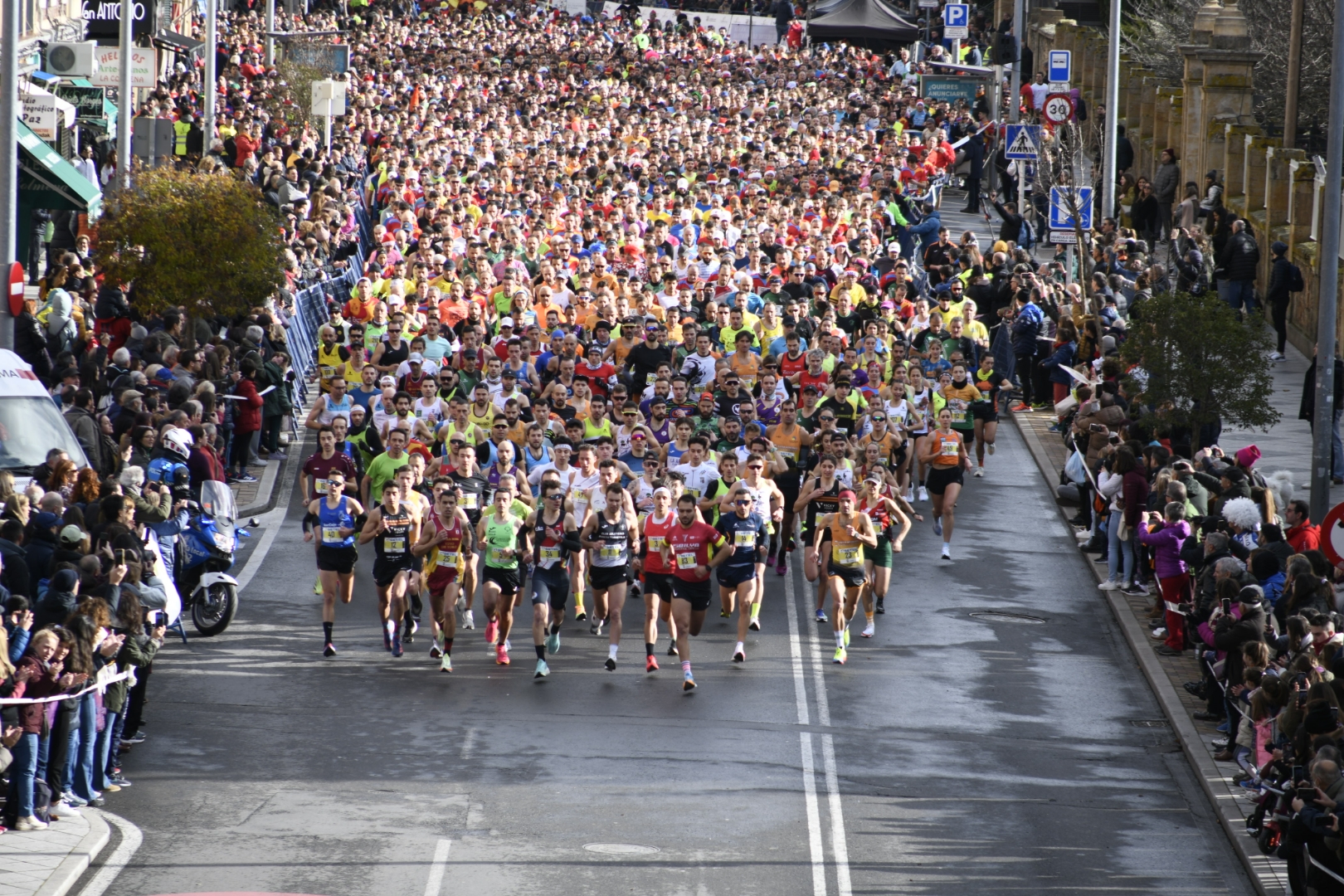 Miles de corredores disputan la San Silvestre Salmantina.