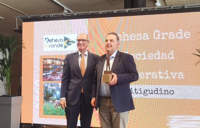 El presidente de la Diputación, Javier Iglesias, y el de la cooperativa Dehesa Grande, Gabriel Gonzalo.