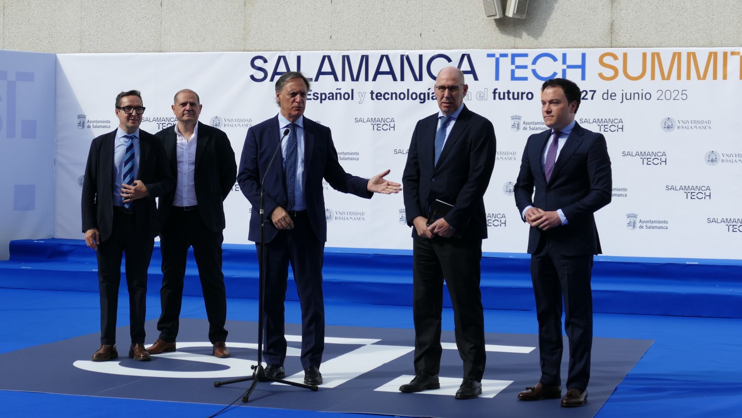 Autoridades, en la inauguración de Salamanca Tech Summit, con el alcalde, Carlos García Carbayo, el rector de la Usal, Juan Manuel Corchado, y el viceconsejero de Economía y Competitividad, Carlos Martín Tobalina.