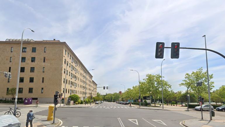 El cruce de las calles La Bañeza y Valles Mineros, por encima el Carrefour.